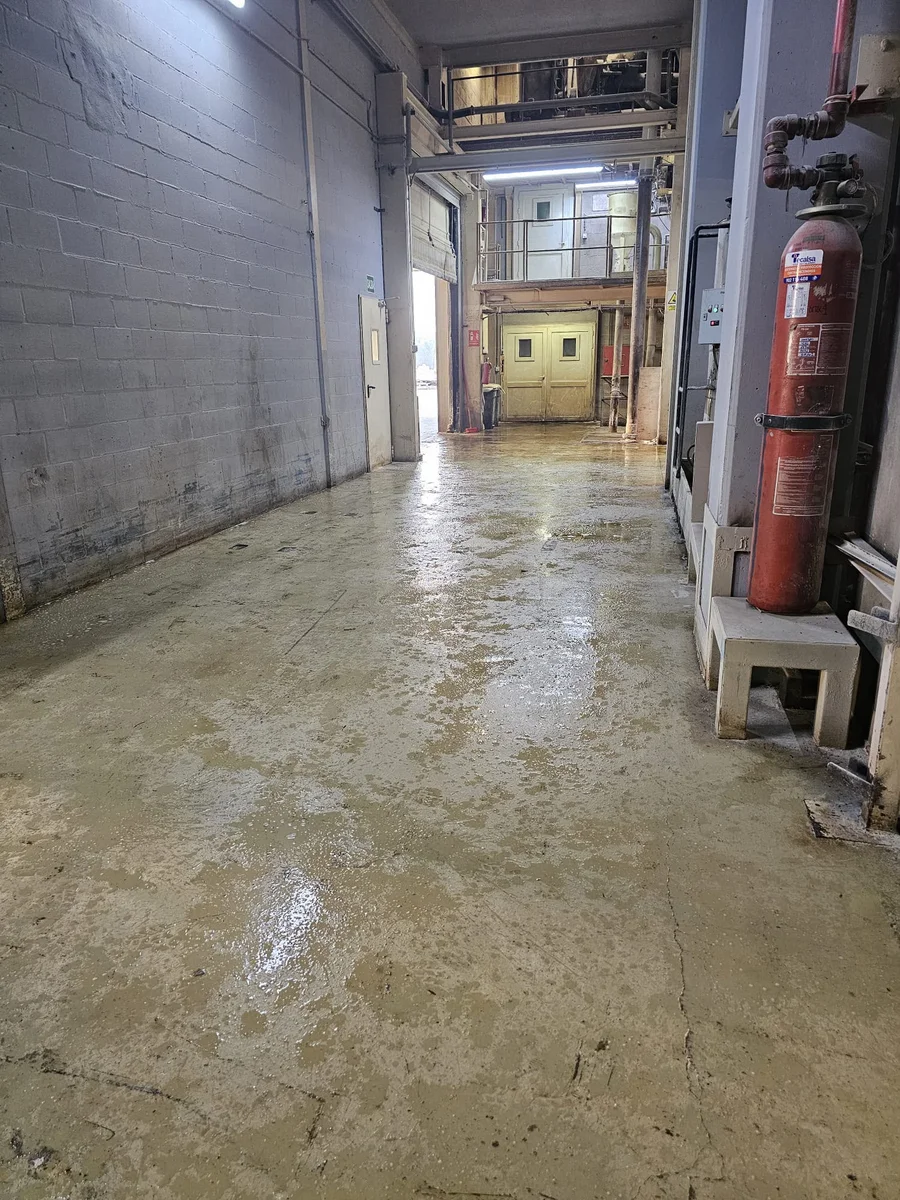 Pasillo industrial antes de la limpieza técnica de Ecuper Clean