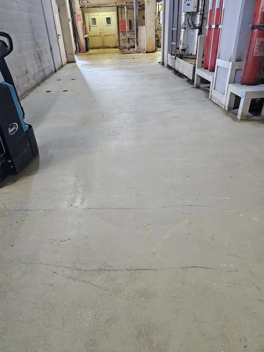 Pasillo industrial después de la limpieza técnica de Ecuper Clean