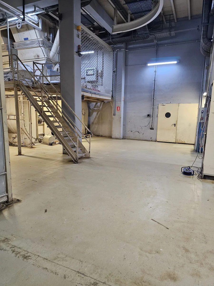 Zona de acceso industrial después de la limpieza técnica de Ecuper Clean