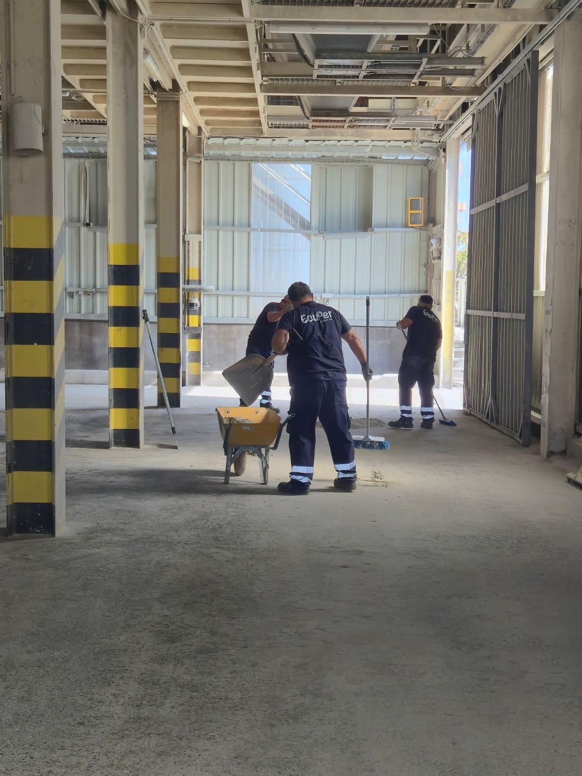 Equipo técnico de Ecuper Clean en una intervención industrial