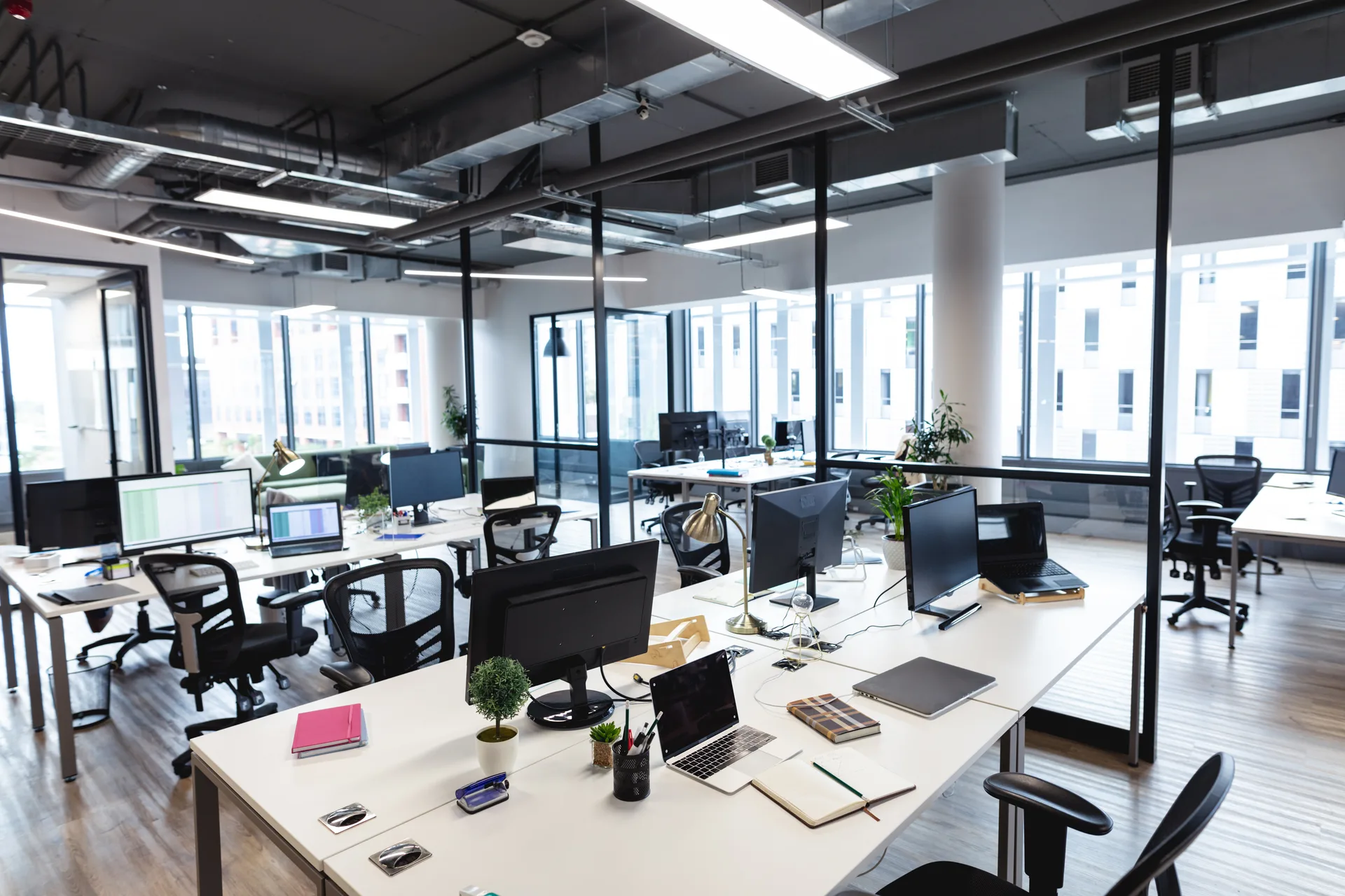 Oficina moderna diáfana con puestos de trabajo