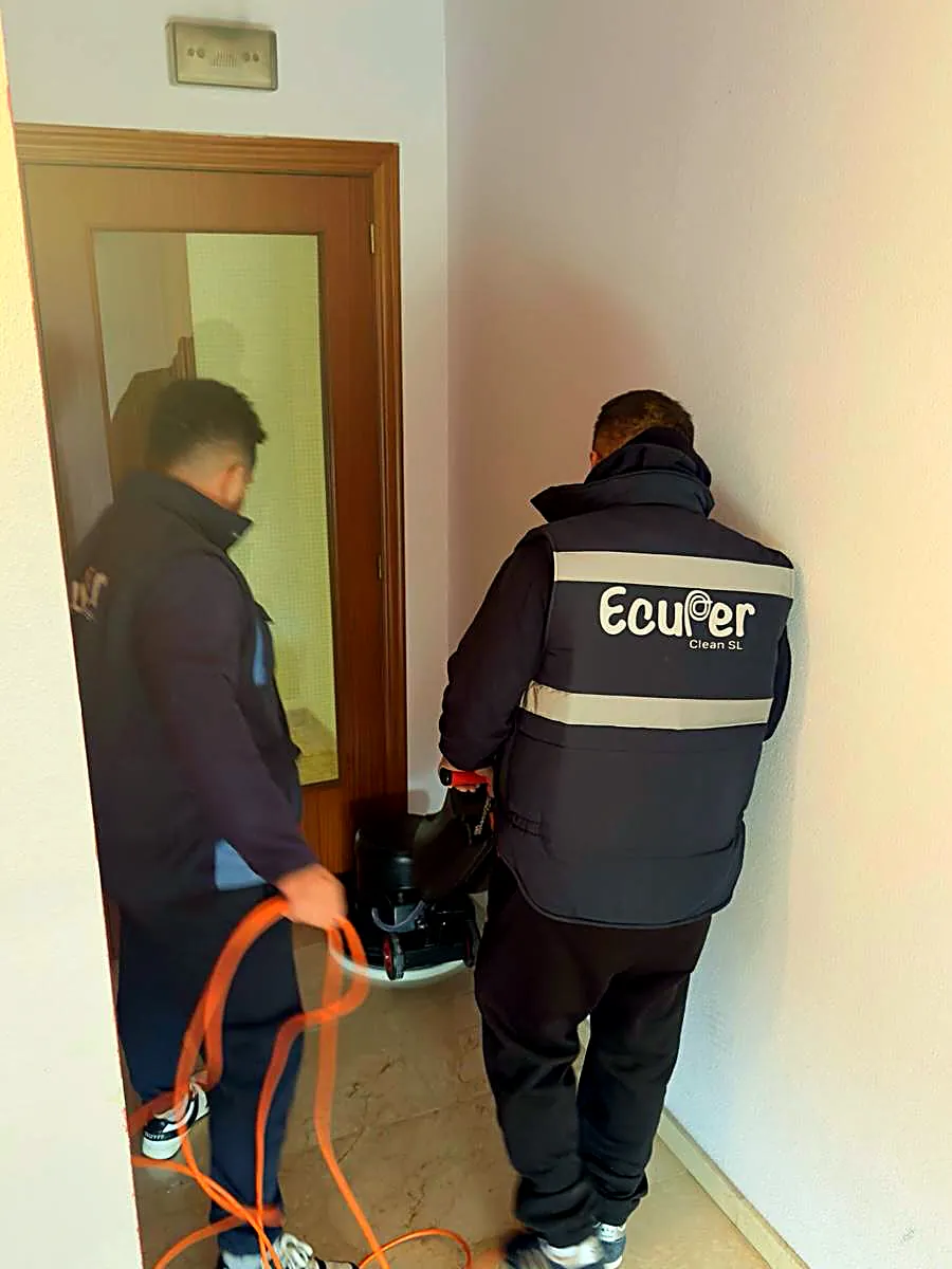 Equipo de Ecuper Clean abrillantando el suelo de una entrada
