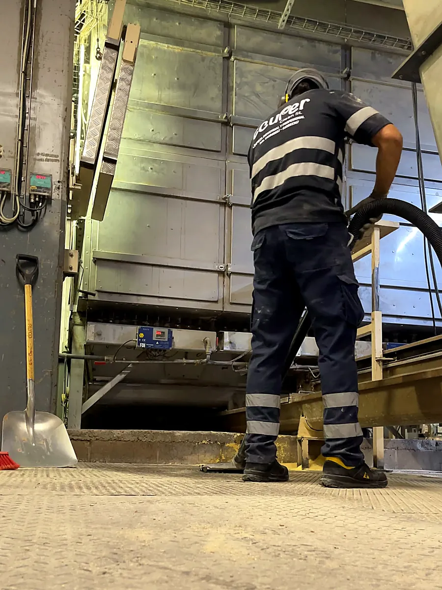 Higienización del interior de un silo
