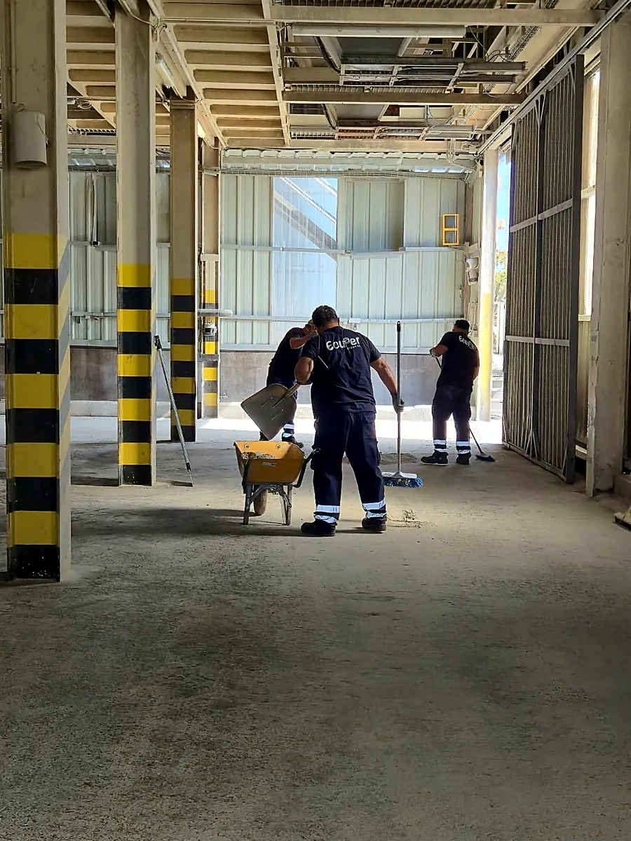 Equipo de Ecuper Clean barriendo una nave industrial