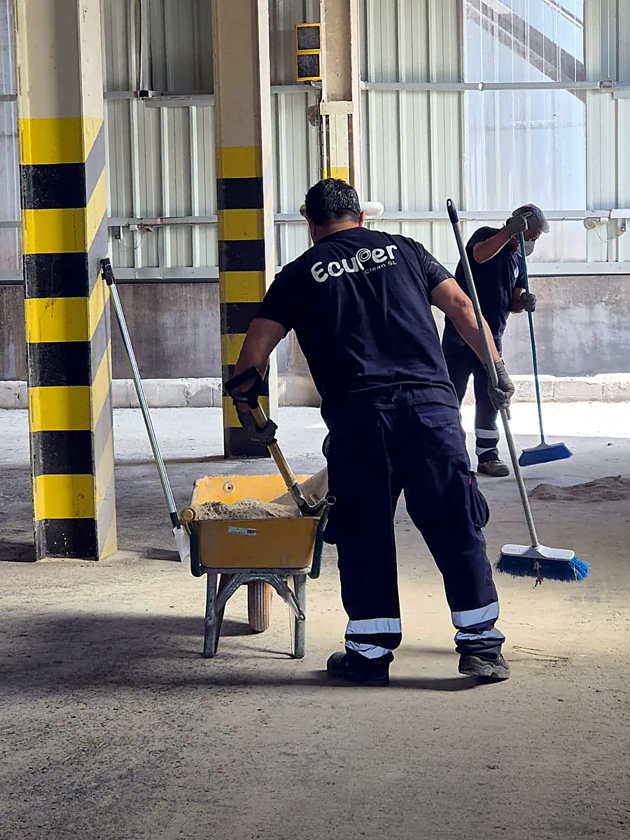 Operario de Ecuper Clean con carretilla durante un barrido