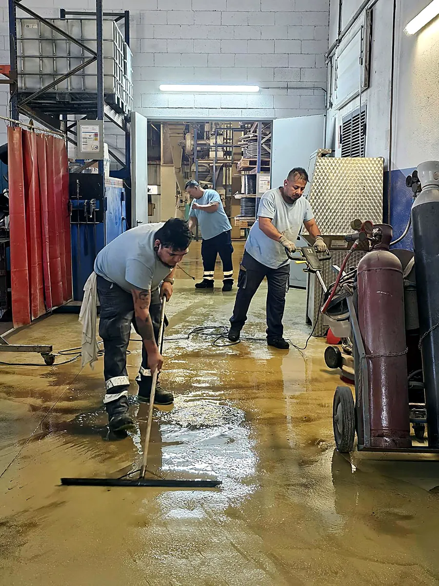 Operarios de Ecuper Clean fregando pavimento con rotativas